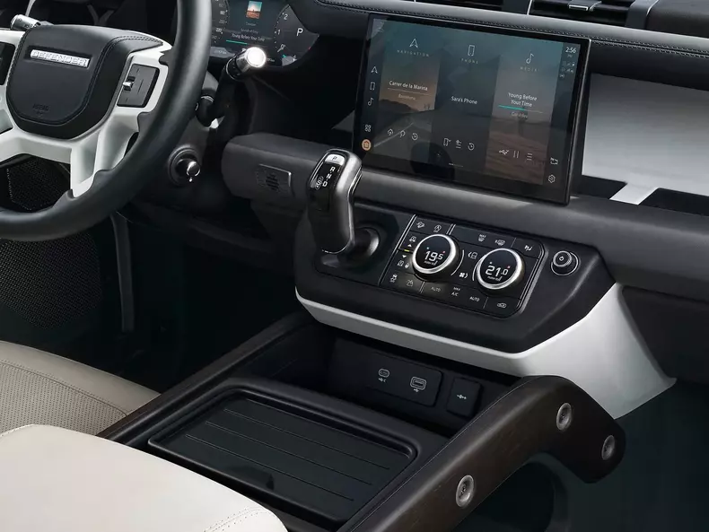 Land_Rover-Defender_130-2023-1600-1a