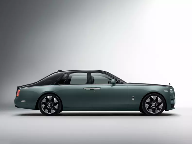 Rolls-Royce-Phantom_Series_II-2023-1600-02