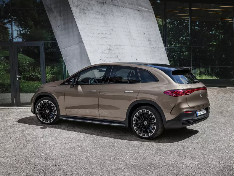 Mercedes-Benz-EQE_SUV-2024-1600-11