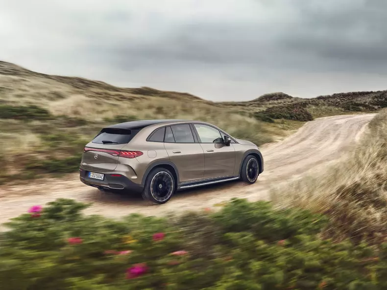 Mercedes-Benz-EQE_SUV-2024-1600-17