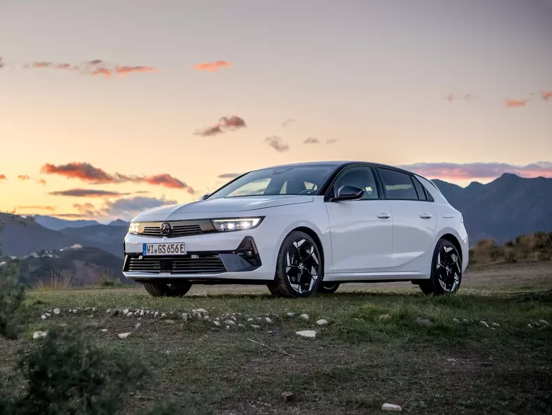 Vauxhall-Astra_GSe-2023-1600-02