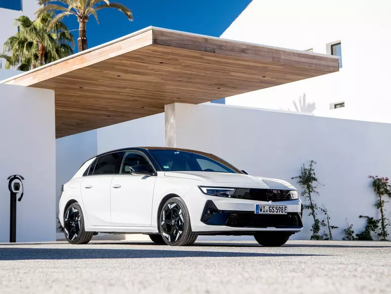 Vauxhall-Astra_GSe-2023-1600-05