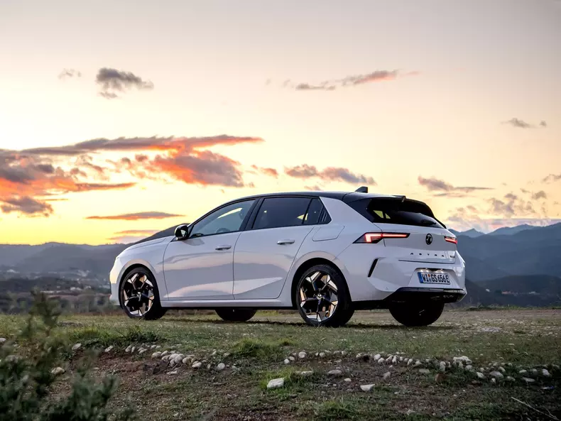Vauxhall-Astra_GSe-2023-1600-17