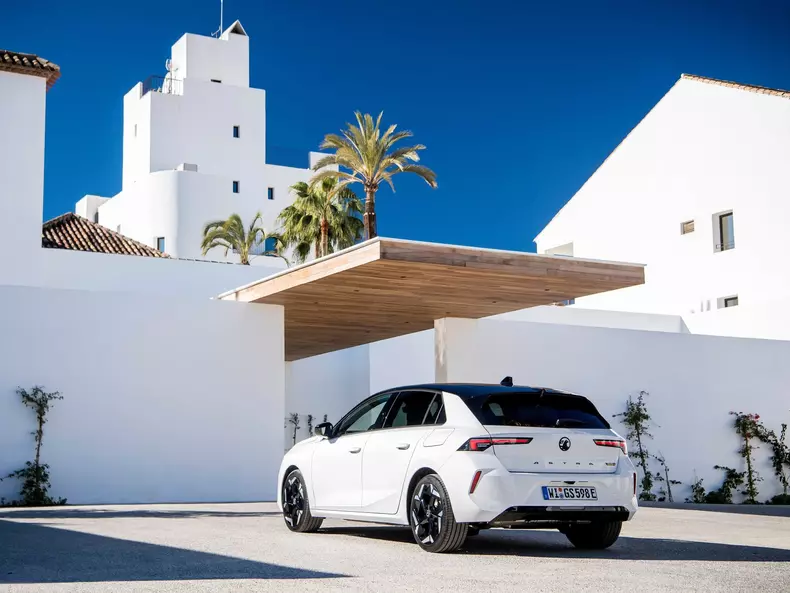 Vauxhall-Astra_GSe-2023-1600-19