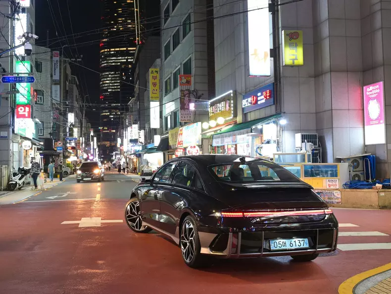 Hyundai-Ioniq_6-2023-1600-50