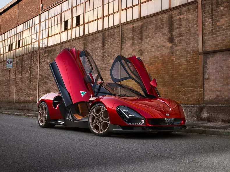 Alfa_Romeo-33_Stradale-2024-1600-04