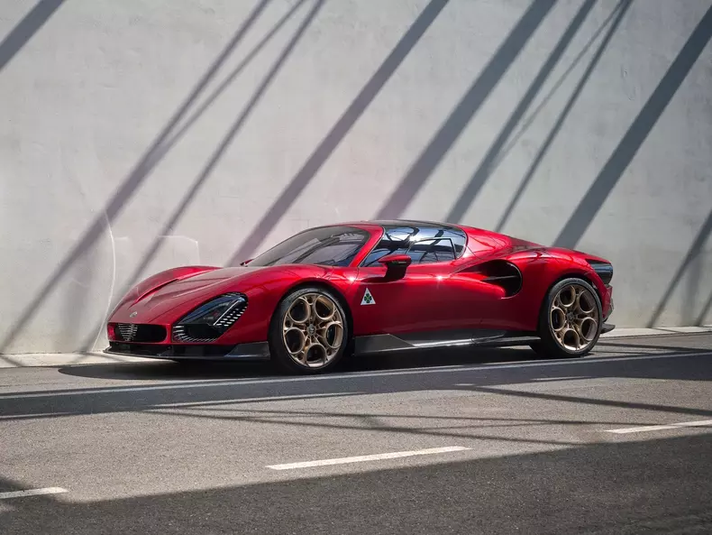 Alfa_Romeo-33_Stradale-2024-1600-05