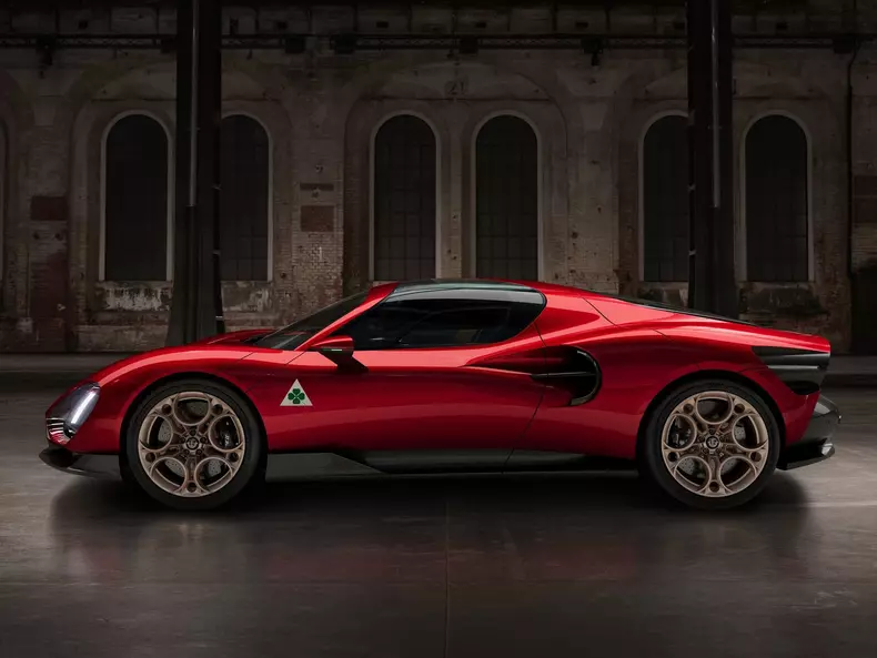 Alfa_Romeo-33_Stradale-2024-1600-07