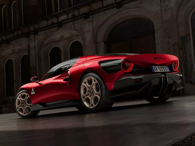 Alfa_Romeo-33_Stradale-2024-1600-0b