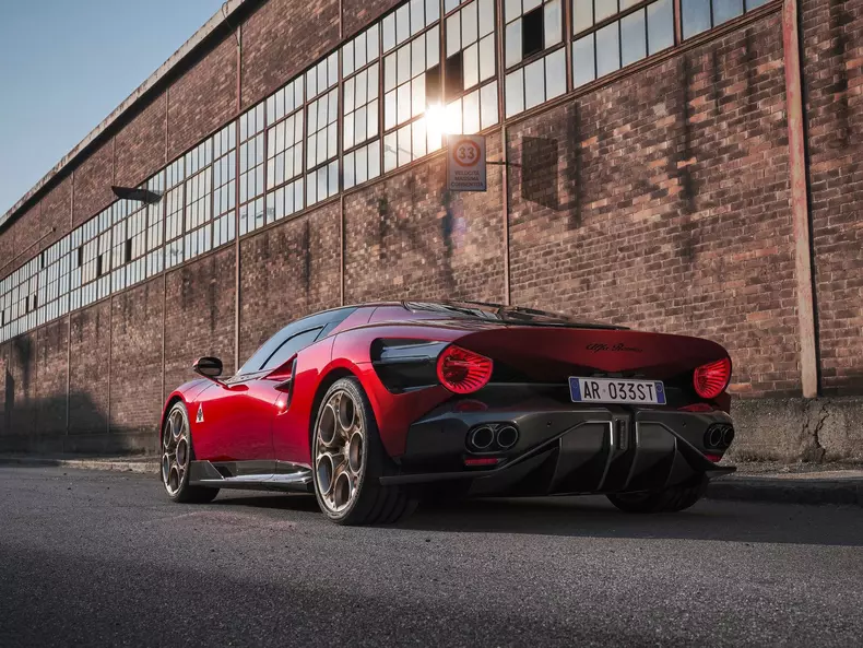 Alfa_Romeo-33_Stradale-2024-1600-0d