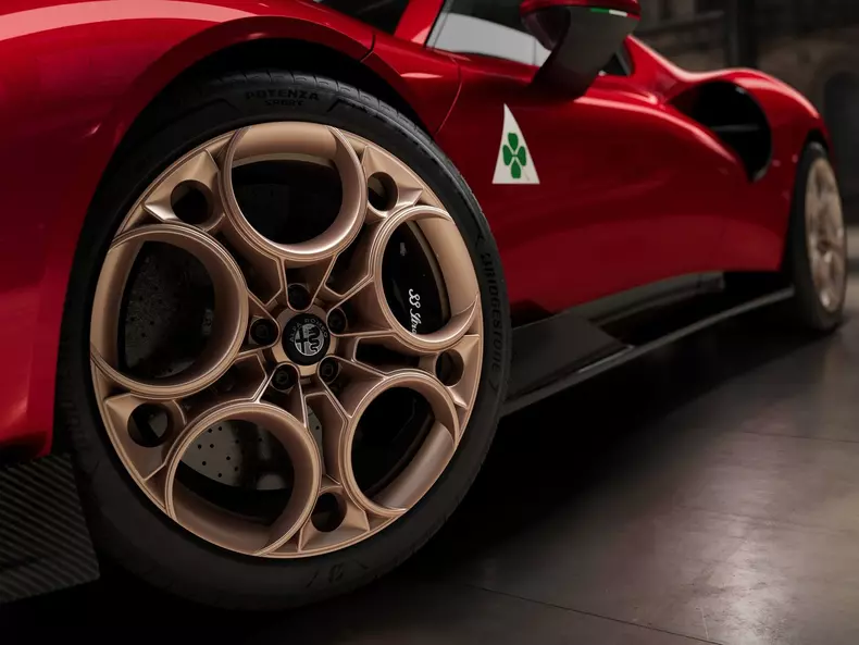 Alfa_Romeo-33_Stradale-2024-1600-2c