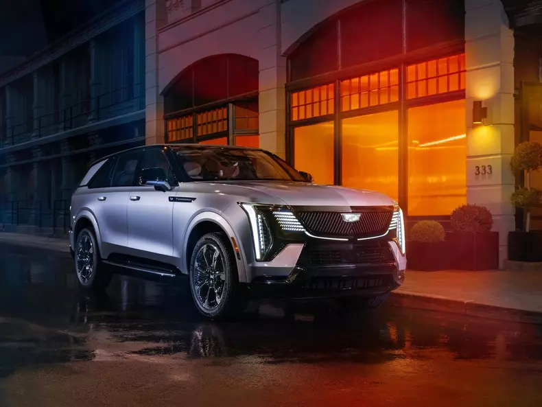 Cadillac-Escalade_IQ-2025-1600-01