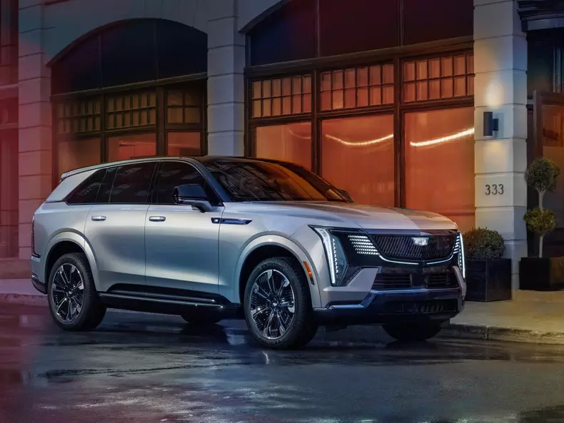Cadillac-Escalade_IQ-2025-1600-02