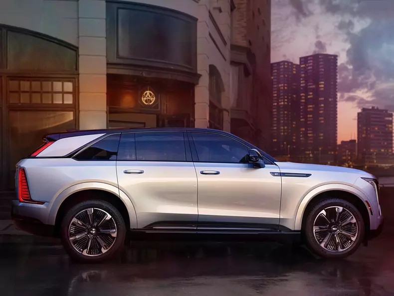 Cadillac-Escalade_IQ-2025-1600-04