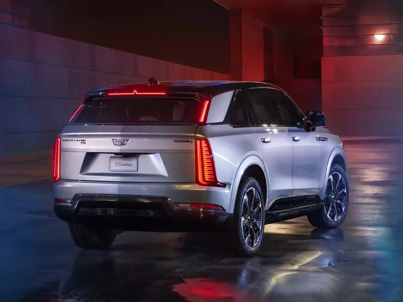 Cadillac-Escalade_IQ-2025-1600-05