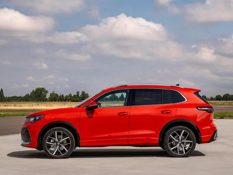 Volkswagen-Tiguan-2024-1600-0e