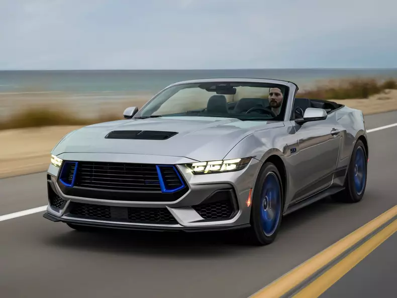 Ford-Mustang_GT_California_Special_Convertible-2024-1600-02