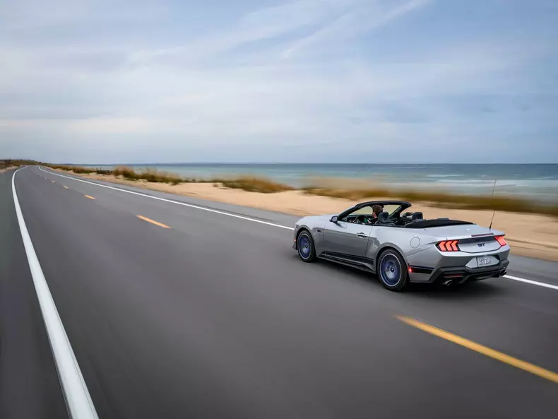 Ford-Mustang_GT_California_Special_Convertible-2024-1600-07