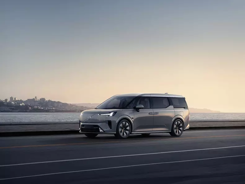 Volvo-EM90-2024-1600-02