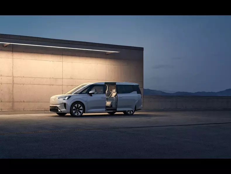 Volvo-EM90-2024-1600-09