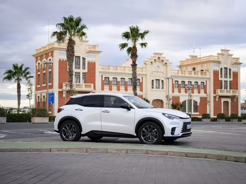 Lexus-LBX-2024-1600-07