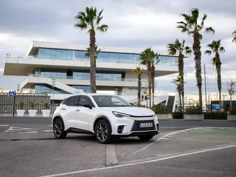 Lexus-LBX-2024-1600-08