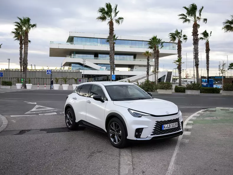 Lexus-LBX-2024-1600-09