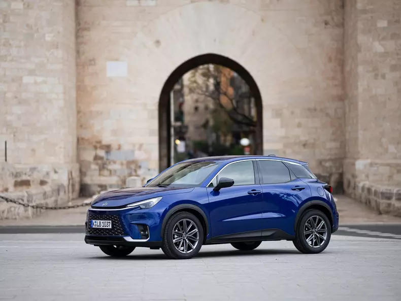 Lexus-LBX-2024-1600-10