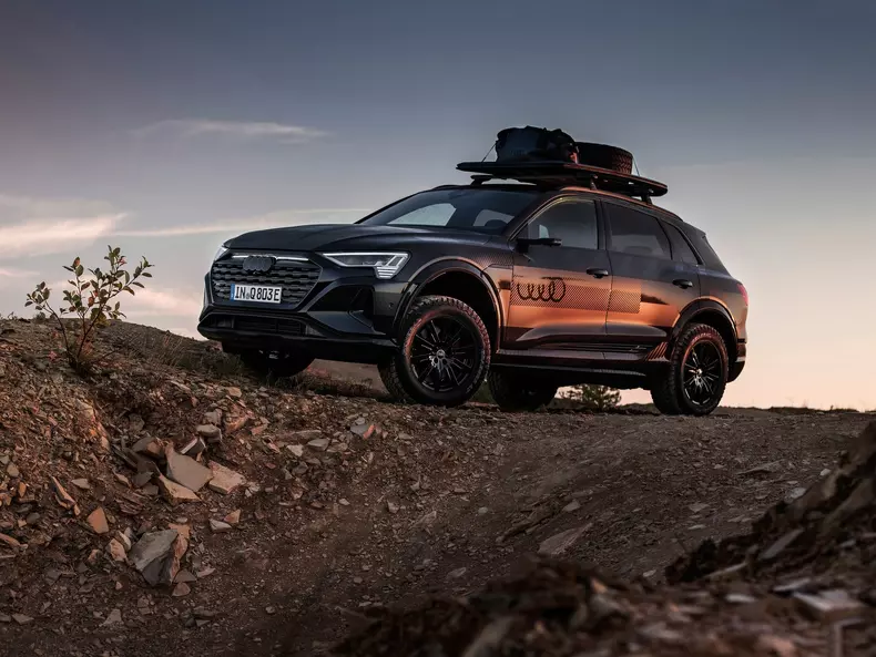Audi-Q8_e-tron_Dakar_Edition-2024-1600-02