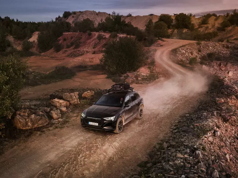 Audi-Q8_e-tron_Dakar_Edition-2024-1600-0b