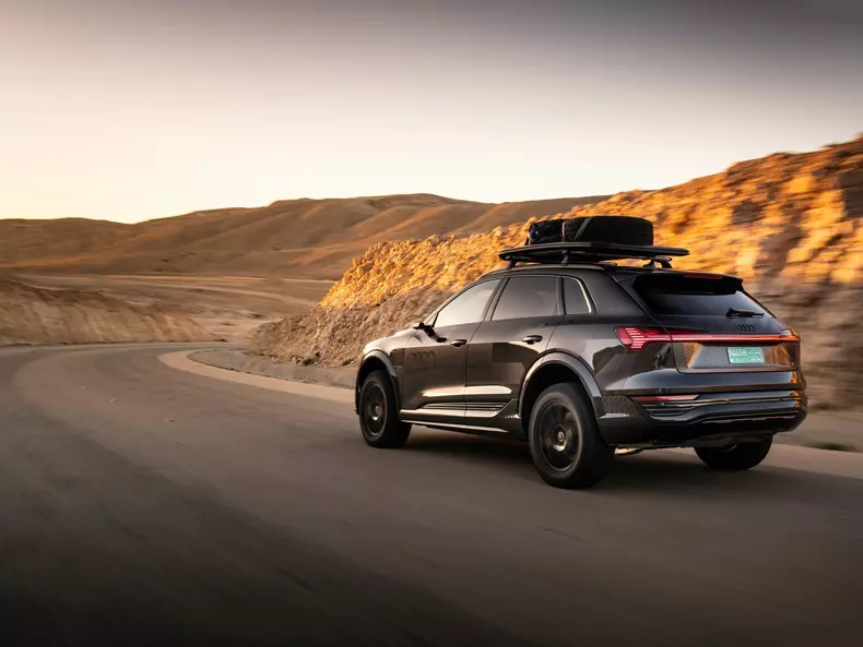 Audi-Q8_e-tron_Dakar_Edition-2024-1600-1a