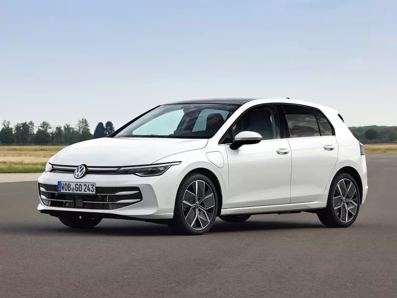 Volkswagen-Golf-2024-1600-02