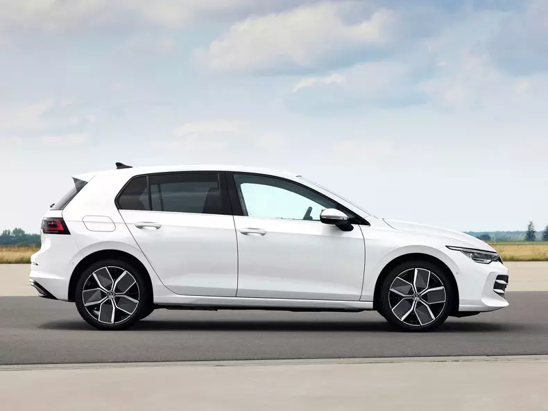 Volkswagen-Golf-2024-1600-04