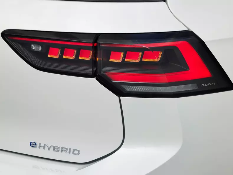 Volkswagen-Golf-2024-1600-0e