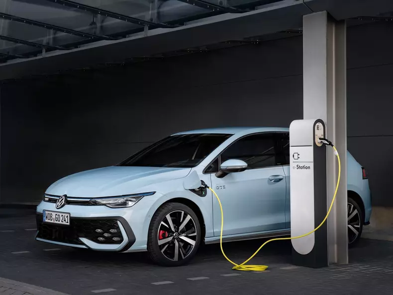 Volkswagen-Golf_GTE-2024-1600-01