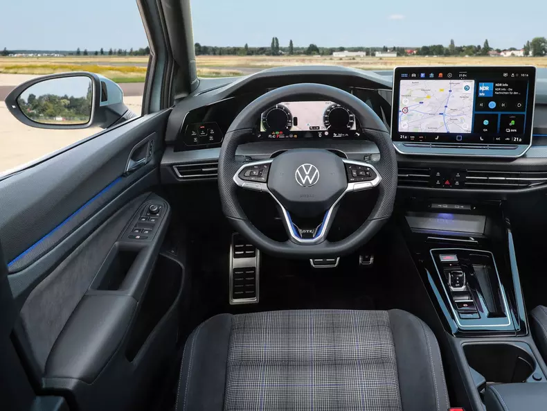 Volkswagen-Golf_GTE-2024-1600-0d