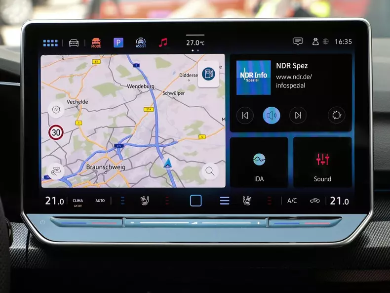 Volkswagen-Golf_GTE-2024-1600-10