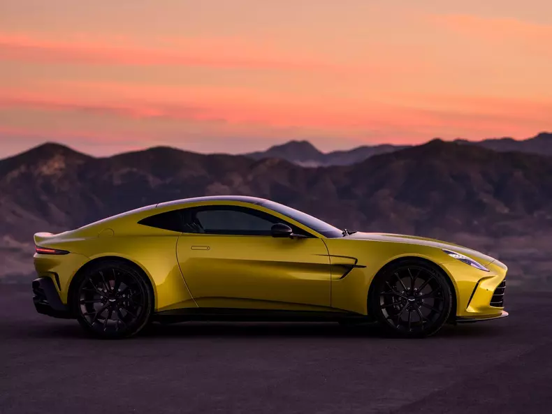 Aston_Martin-Vantage-2025-1600-05