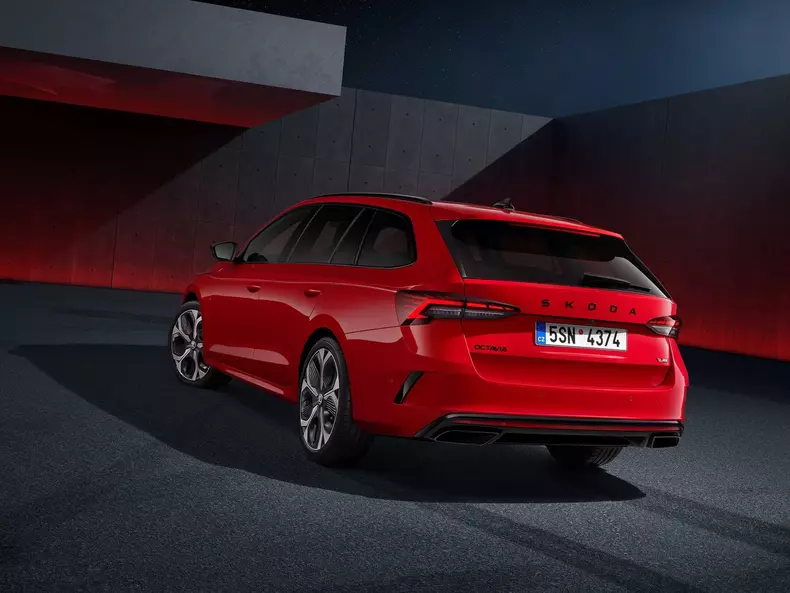 Skoda-Octavia_RS_Combi-2025-1600-03
