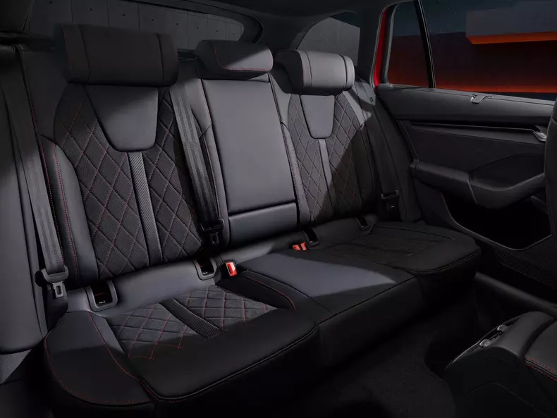 Skoda-Octavia_RS_Combi-2025-1600-09