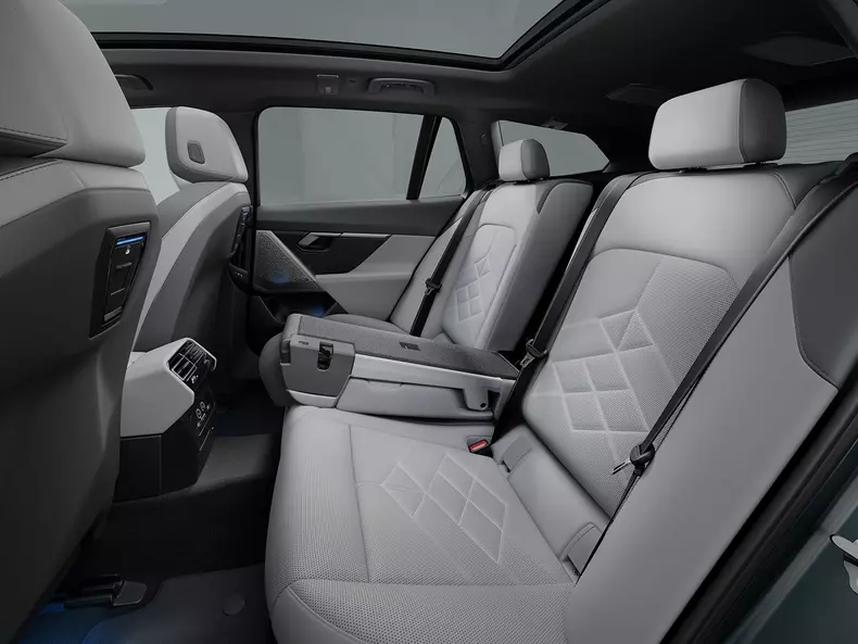 web_P90536877_highRes