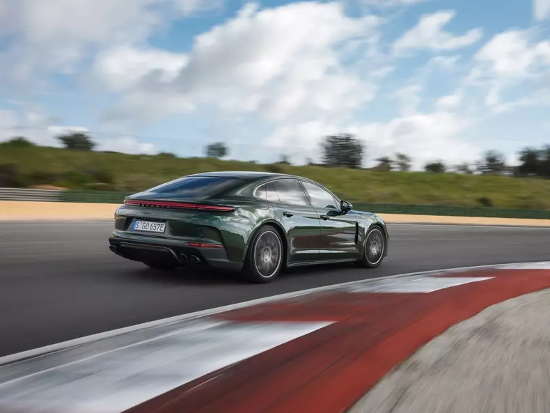 Porsche-Panamera_Turbo_E-Hybrid-2024-1600-21