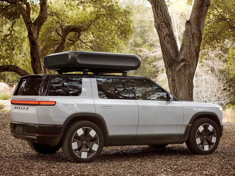 Rivian-R2-2027-1600-04