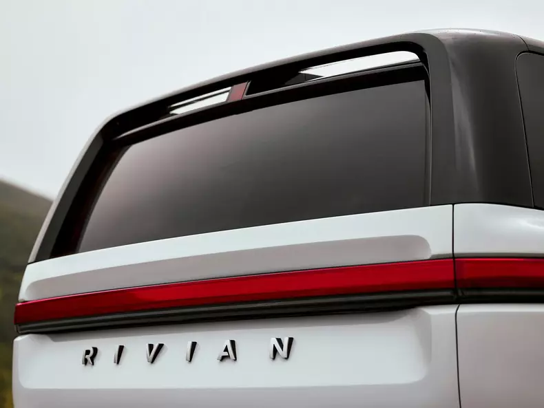 Rivian-R2-2027-1600-0b
