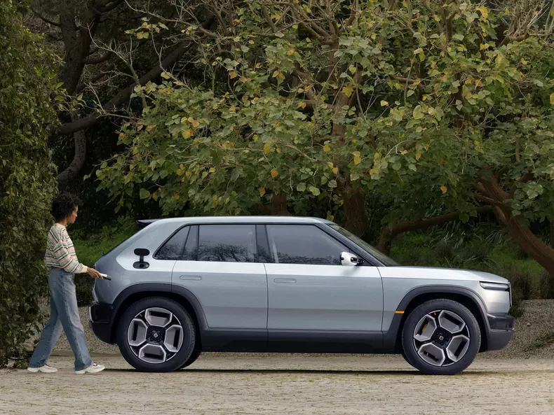 Rivian-R3-2027-1600-02