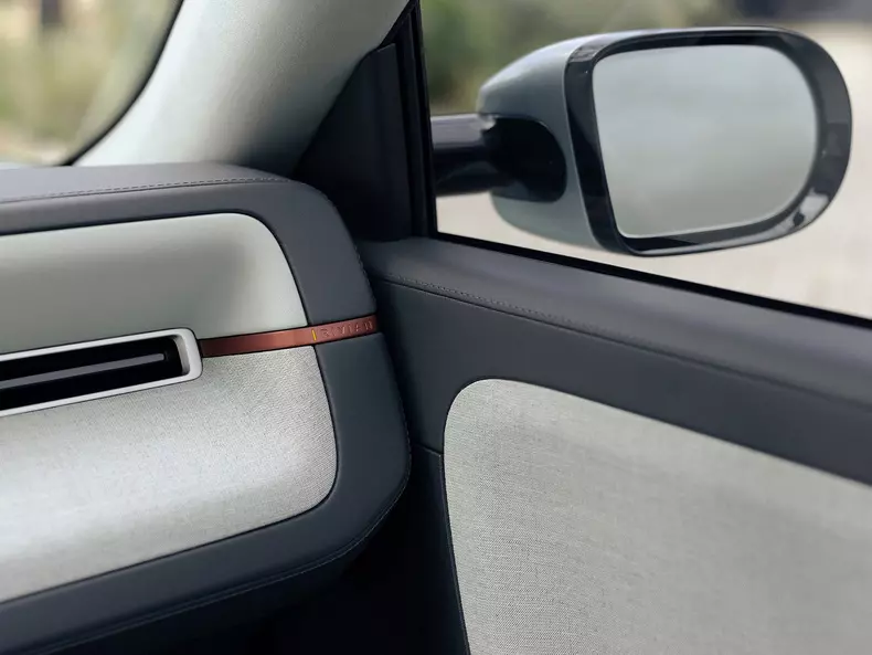 Rivian-R3-2027-1600-05