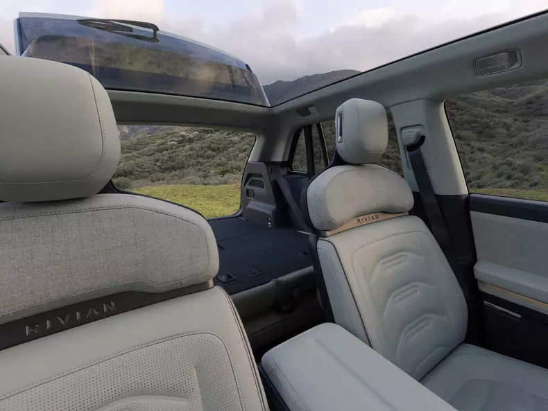 Rivian-R3-2027-1600-07