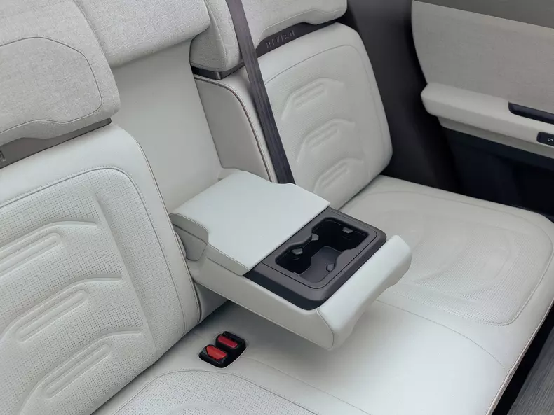 Rivian-R3-2027-1600-08