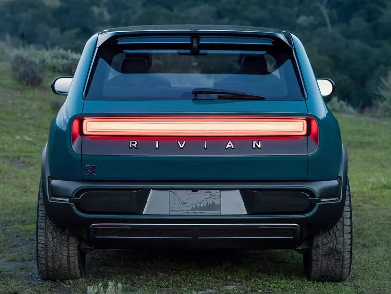 Rivian-R3X-2027-1600-04