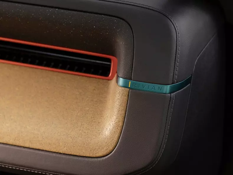 Rivian-R3X-2027-1600-06